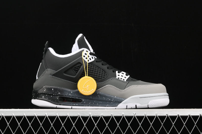 Les baskets grande taille Jordan 4 offrent le même style iconique que le modèle original, tout en répondant  aux besoins des pointures supérieures.