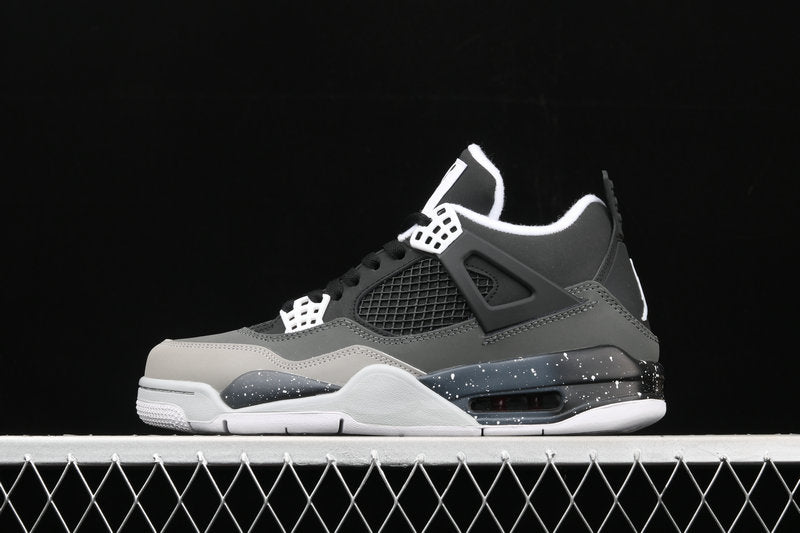 Les baskets grande taille Jordan 4 offrent le même style iconique que le modèle original, tout en répondant  aux besoins des pointures supérieures.