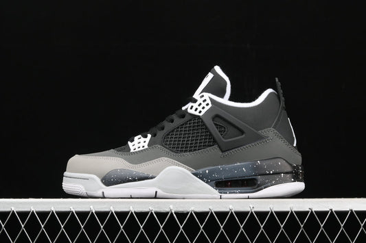 Les baskets grande taille Jordan 4 offrent le même style iconique que le modèle original, tout en répondant  aux besoins des pointures supérieures.