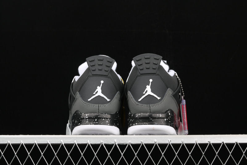 Les baskets grande taille Jordan 4 offrent le même style iconique que le modèle original, tout en répondant  aux besoins des pointures supérieures.