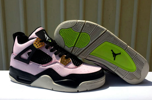 Les baskets grande taille Jordan 4 offrent le même style iconique que le modèle original, tout en répondant  aux besoins des pointures supérieures.