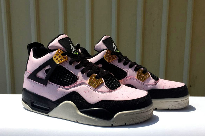 Les baskets grande taille Jordan 4 offrent le même style iconique que le modèle original, tout en répondant  aux besoins des pointures supérieures.