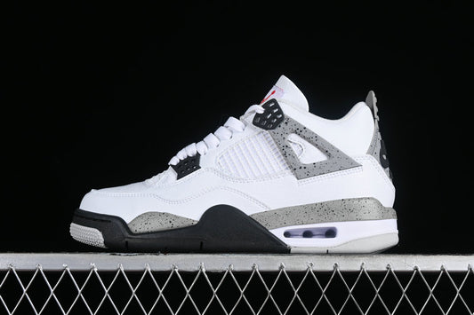 Les baskets grande taille Jordan 4 offrent le même style iconique que le modèle original, tout en répondant  aux besoins des pointures supérieures.