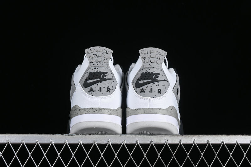 Les baskets grande taille Jordan 4 offrent le même style iconique que le modèle original, tout en répondant  aux besoins des pointures supérieures.