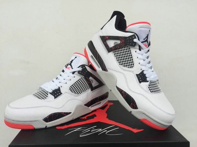 Les baskets grande taille Jordan 4 offrent le même style iconique que le modèle original, tout en répondant  aux besoins des pointures supérieures.