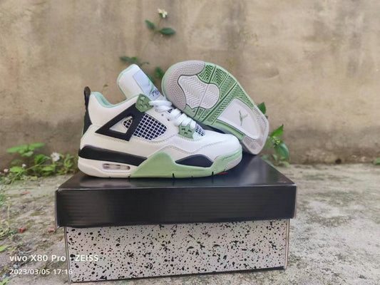 Les baskets grande taille Jordan 4 offrent le même style iconique que le modèle original, tout en répondant  aux besoins des pointures supérieures.