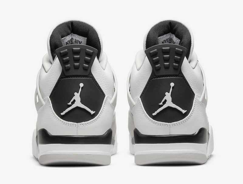 Les baskets grande taille Jordan 4 offrent le même style iconique que le modèle original, tout en répondant  aux besoins des pointures supérieures.