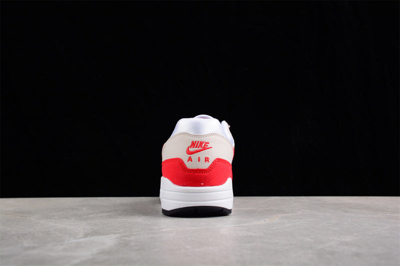 Les baskets grande taille Nike Air Max 1 conservent l’élégance intemporelle du modèle original tout en s’adaptant parfaitement aux grandes pointures.