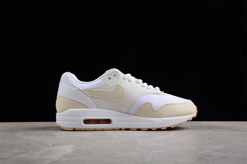 Les baskets grande taille Nike Air Max 1 conservent l’élégance intemporelle du modèle original tout en s’adaptant parfaitement aux grandes pointures.