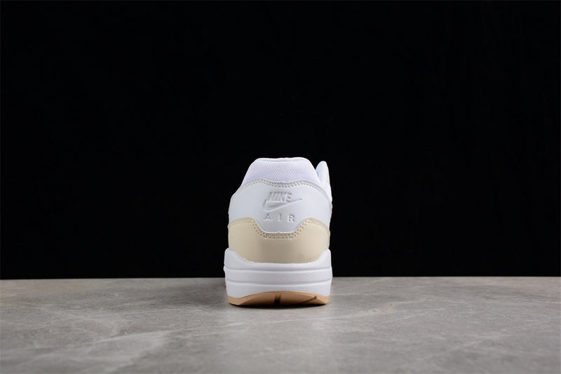 Les baskets grande taille Nike Air Max 1 conservent l’élégance intemporelle du modèle original tout en s’adaptant parfaitement aux grandes pointures.
