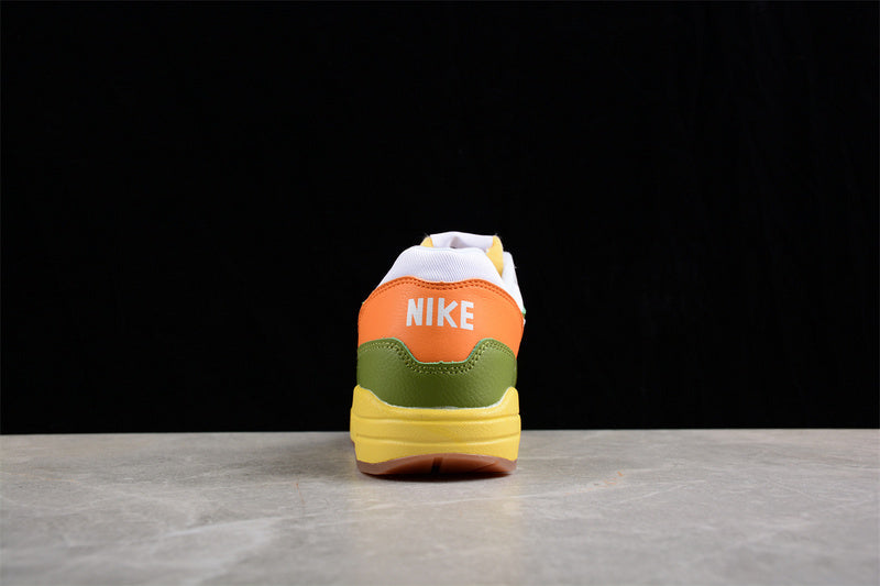 Les baskets grande taille Nike Air Max 1 conservent l’élégance intemporelle du modèle original tout en s’adaptant parfaitement aux grandes pointures.