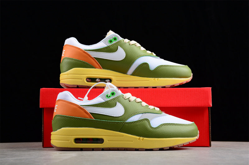 Les baskets grande taille Nike Air Max 1 conservent l’élégance intemporelle du modèle original tout en s’adaptant parfaitement aux grandes pointures.