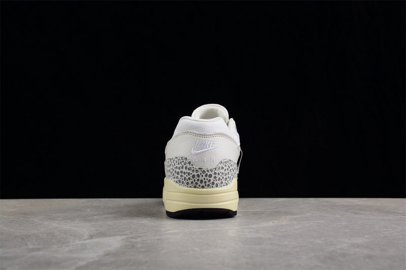 Les baskets grande taille Nike Air Max 1 conservent l’élégance intemporelle du modèle original tout en s’adaptant parfaitement aux grandes pointures.