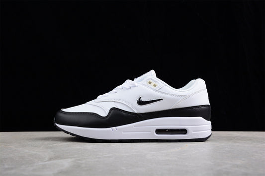 Les baskets grande taille Nike Air Max 1 conservent l’élégance intemporelle du modèle original tout en s’adaptant parfaitement aux grandes pointures.