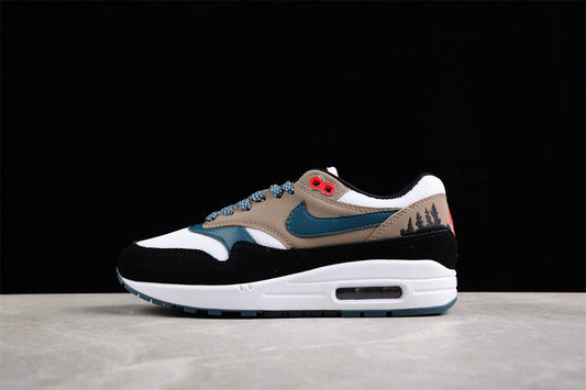 Les baskets grande taille Nike Air Max 1 conservent l’élégance intemporelle du modèle original tout en s’adaptant parfaitement aux grandes pointures.
