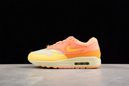 Les baskets grande taille Nike Air Max 1 conservent l’élégance intemporelle du modèle original tout en s’adaptant parfaitement aux grandes pointures.