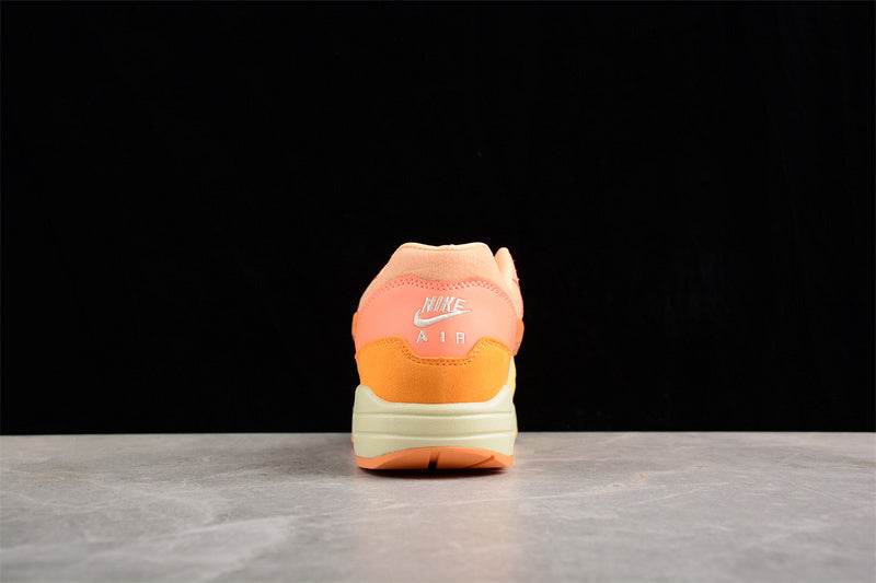 Les baskets grande taille Nike Air Max 1 conservent l’élégance intemporelle du modèle original tout en s’adaptant parfaitement aux grandes pointures.