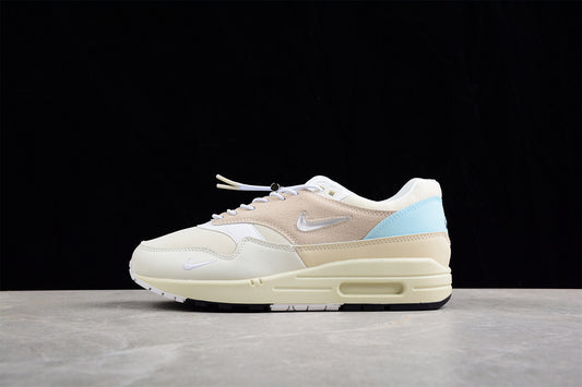 Les baskets grande taille Nike Air Max 1 conservent l’élégance intemporelle du modèle original tout en s’adaptant parfaitement aux grandes pointures.