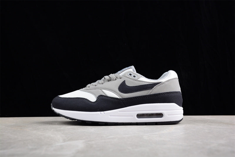 Les baskets grande taille Nike Air Max 1 conservent l’élégance intemporelle du modèle original tout en s’adaptant parfaitement aux grandes pointures.