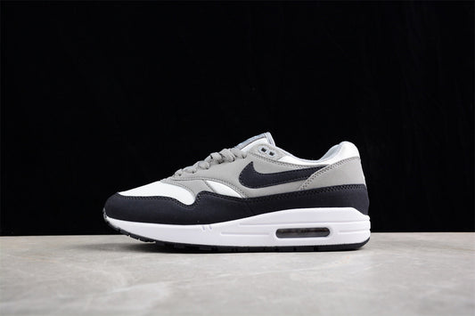 Les baskets grande taille Nike Air Max 1 conservent l’élégance intemporelle du modèle original tout en s’adaptant parfaitement aux grandes pointures.