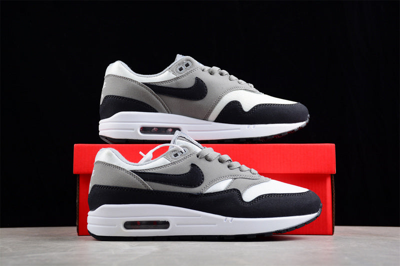 Les baskets grande taille Nike Air Max 1 conservent l’élégance intemporelle du modèle original tout en s’adaptant parfaitement aux grandes pointures.