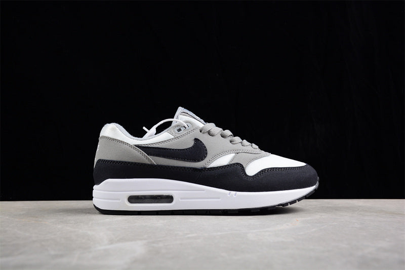Les baskets grande taille Nike Air Max 1 conservent l’élégance intemporelle du modèle original tout en s’adaptant parfaitement aux grandes pointures.