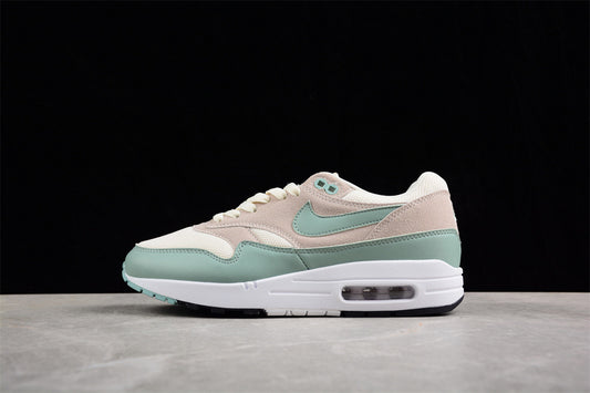 Les baskets grande taille Nike Air Max 1 conservent l’élégance intemporelle du modèle original tout en s’adaptant parfaitement aux grandes pointures.