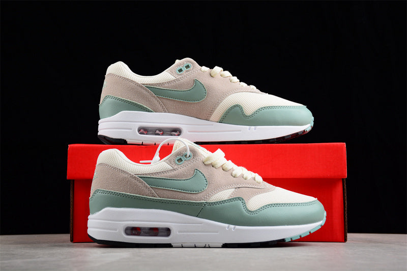 Les baskets grande taille Nike Air Max 1 conservent l’élégance intemporelle du modèle original tout en s’adaptant parfaitement aux grandes pointures.