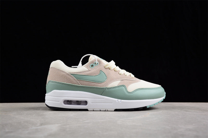 Les baskets grande taille Nike Air Max 1 conservent l’élégance intemporelle du modèle original tout en s’adaptant parfaitement aux grandes pointures.