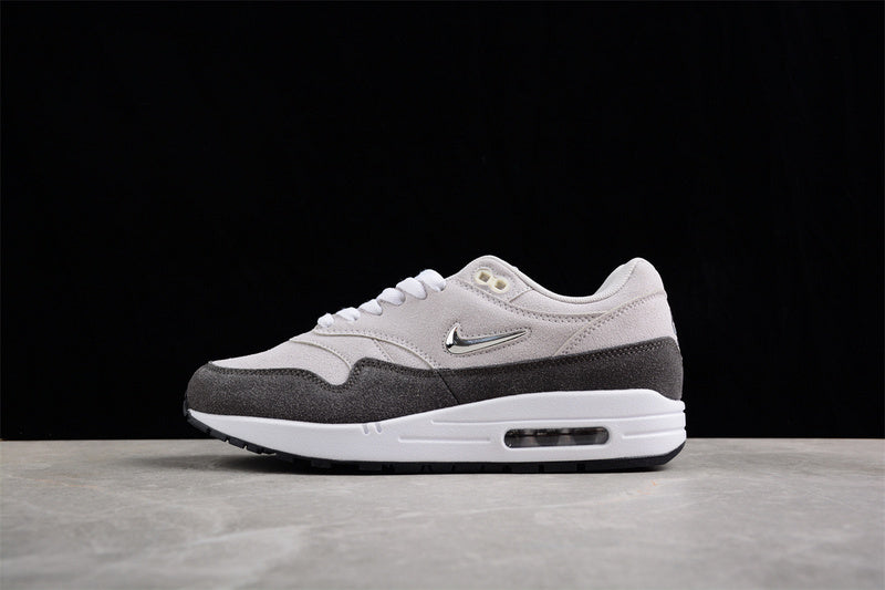 Les baskets grande taille Nike Air Max 1 conservent l’élégance intemporelle du modèle original tout en s’adaptant parfaitement aux grandes pointures.