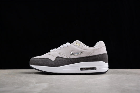Les baskets grande taille Nike Air Max 1 conservent l’élégance intemporelle du modèle original tout en s’adaptant parfaitement aux grandes pointures.