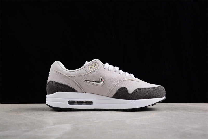 Les baskets grande taille Nike Air Max 1 conservent l’élégance intemporelle du modèle original tout en s’adaptant parfaitement aux grandes pointures.