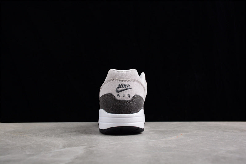 Les baskets grande taille Nike Air Max 1 conservent l’élégance intemporelle du modèle original tout en s’adaptant parfaitement aux grandes pointures.