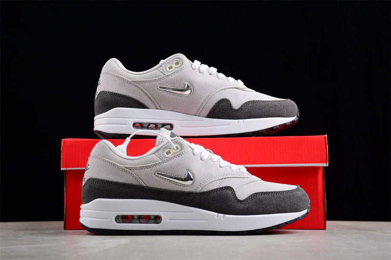 Les baskets grande taille Nike Air Max 1 conservent l’élégance intemporelle du modèle original tout en s’adaptant parfaitement aux grandes pointures.