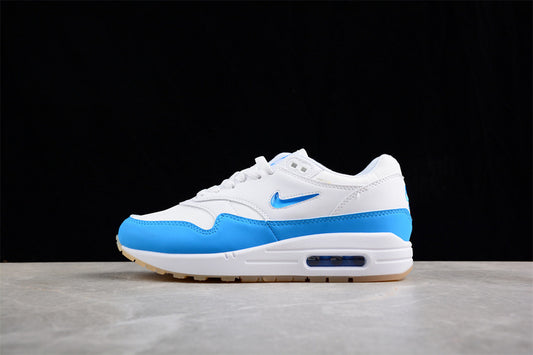 Les baskets grande taille Nike Air Max 1 conservent l’élégance intemporelle du modèle original tout en s’adaptant parfaitement aux grandes pointures.