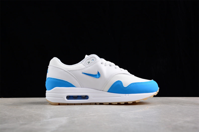 Les baskets grande taille Nike Air Max 1 conservent l’élégance intemporelle du modèle original tout en s’adaptant parfaitement aux grandes pointures.
