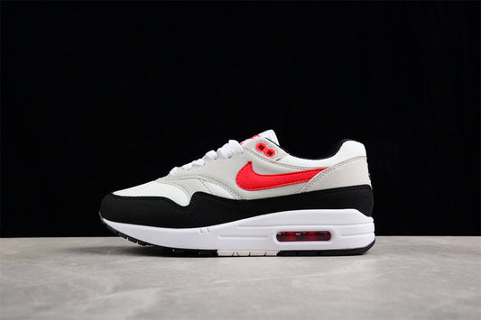 Les baskets grande taille Nike Air Max 1 conservent l’élégance intemporelle du modèle original tout en s’adaptant parfaitement aux grandes pointures.
