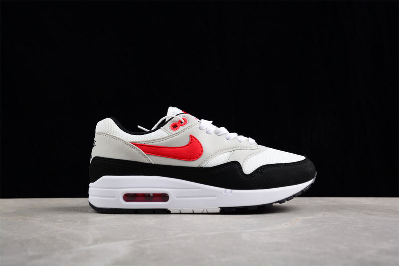 Les baskets grande taille Nike Air Max 1 conservent l’élégance intemporelle du modèle original tout en s’adaptant parfaitement aux grandes pointures.