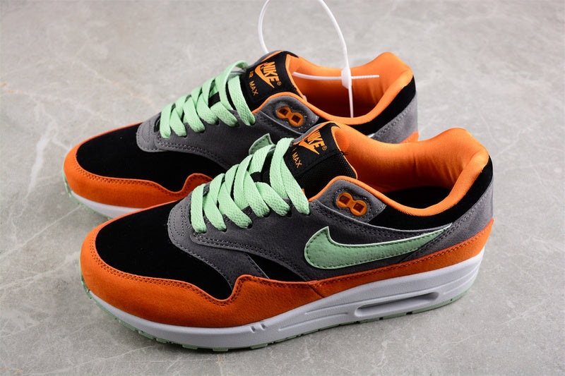 Les baskets grande taille Nike Air Max 1 conservent l’élégance intemporelle du modèle original tout en s’adaptant parfaitement aux grandes pointures.