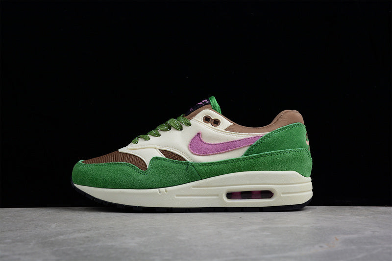 Les baskets grande taille Nike Air Max 1.

 conservent l’élégance intemporelle du modèle original tout en s’adaptant parfaitement aux grandes pointures.