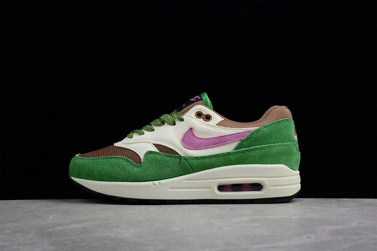 Les baskets grande taille Nike Air Max 1.

 conservent l’élégance intemporelle du modèle original tout en s’adaptant parfaitement aux grandes pointures.