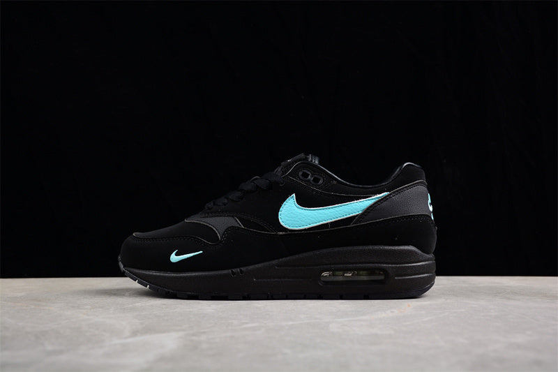 Les baskets grande taille Nike Air Max 1.

 conservent l’élégance intemporelle du modèle original tout en s’adaptant parfaitement aux grandes pointures.