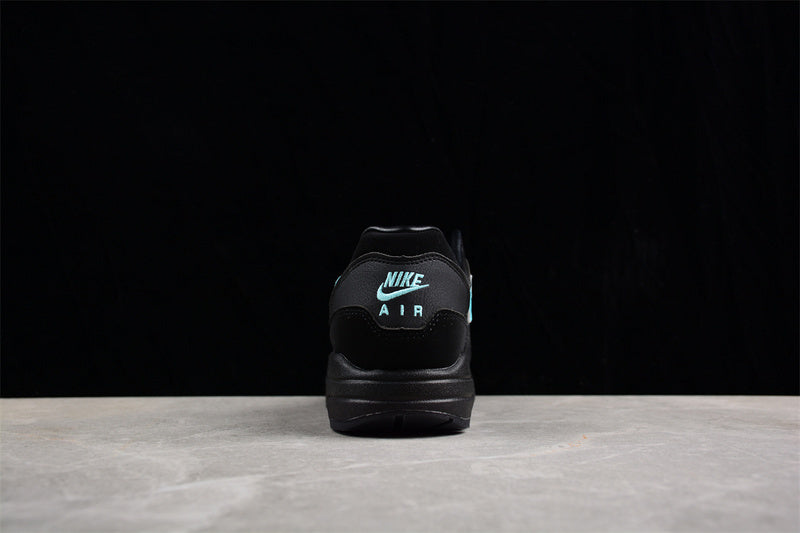 Les baskets grande taille Nike Air Max 1.

 conservent l’élégance intemporelle du modèle original tout en s’adaptant parfaitement aux grandes pointures.