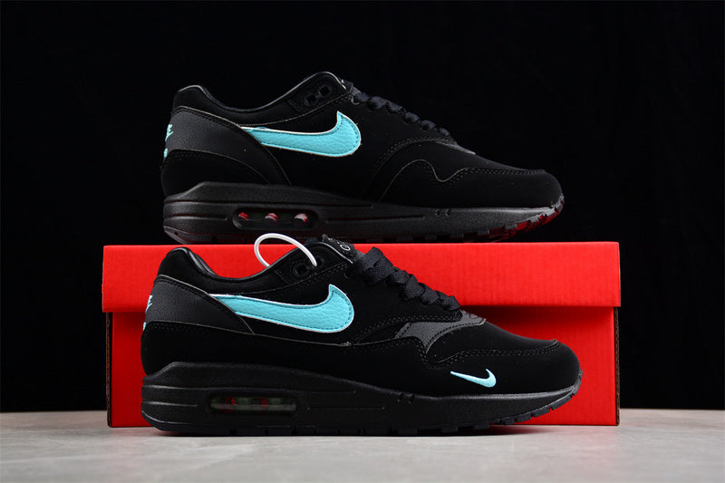 Les baskets grande taille Nike Air Max 1.

 conservent l’élégance intemporelle du modèle original tout en s’adaptant parfaitement aux grandes pointures.