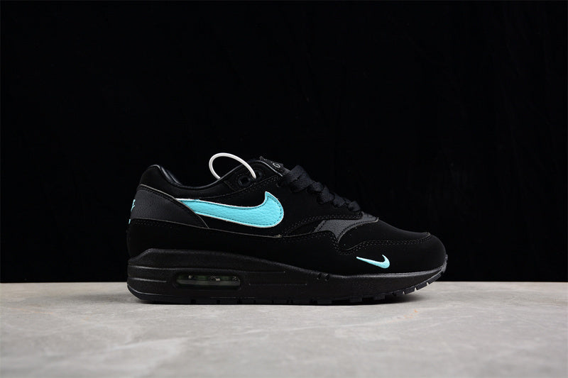 Les baskets grande taille Nike Air Max 1.

 conservent l’élégance intemporelle du modèle original tout en s’adaptant parfaitement aux grandes pointures.