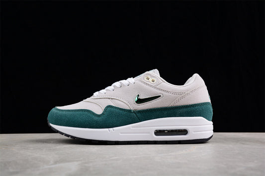 Les baskets grande taille Nike Air Max 1.

 conservent l’élégance intemporelle du modèle original tout en s’adaptant parfaitement aux grandes pointures.