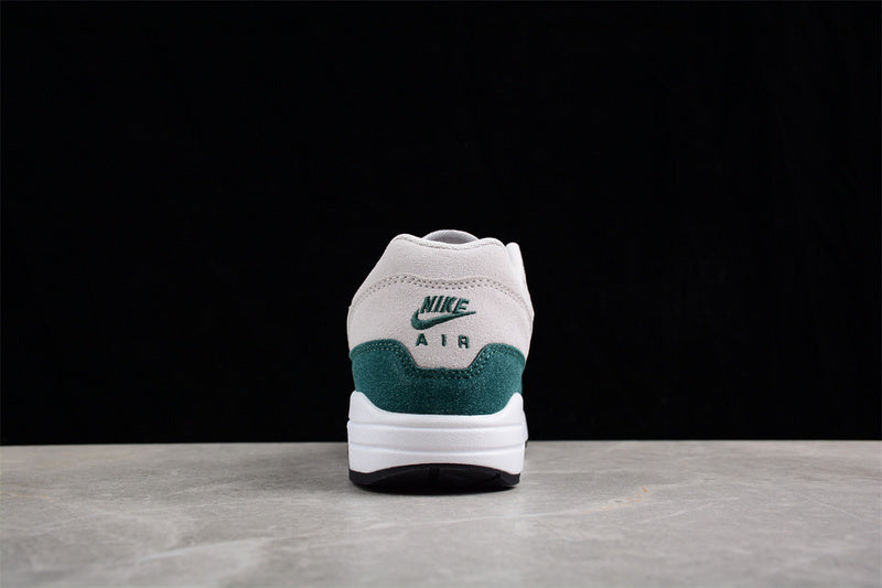 Les baskets grande taille Nike Air Max 1.

 conservent l’élégance intemporelle du modèle original tout en s’adaptant parfaitement aux grandes pointures.