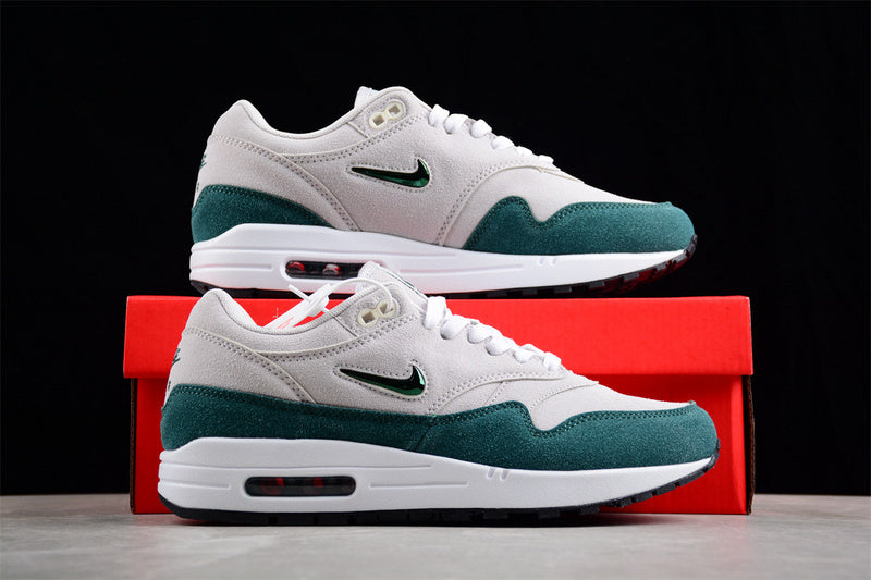 Les baskets grande taille Nike Air Max 1.

 conservent l’élégance intemporelle du modèle original tout en s’adaptant parfaitement aux grandes pointures.