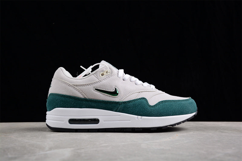 Les baskets grande taille Nike Air Max 1.

 conservent l’élégance intemporelle du modèle original tout en s’adaptant parfaitement aux grandes pointures.