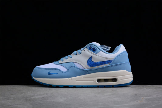 Les baskets grande taille Nike Air Max 1.

 conservent l’élégance intemporelle du modèle original tout en s’adaptant parfaitement aux grandes pointures.